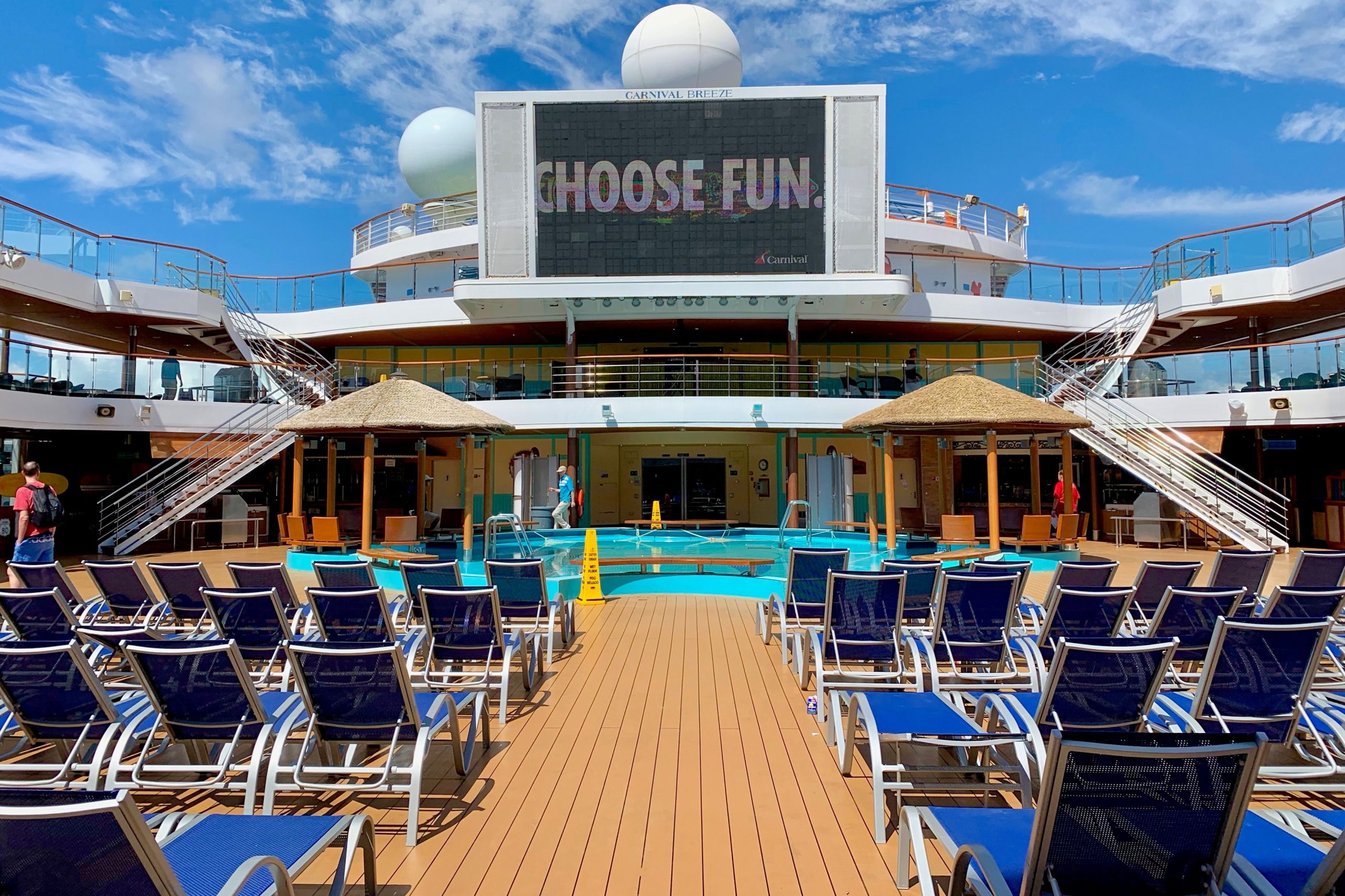 "Se han perdido la cabeza": invitados de la línea de cruceros de carnaval con incredulidad por la tarifa de la piscina que pensaron que era falso