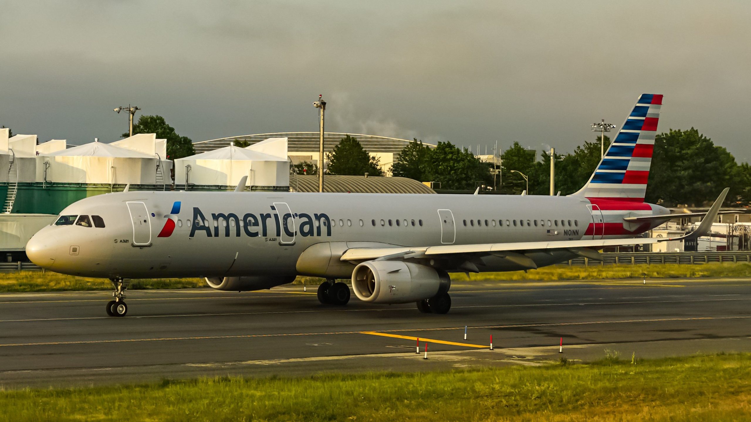 American Airlines Airbus A321 revient au service après le problème du moteur a provoqué un atterrissage en surpoids à Phoenix