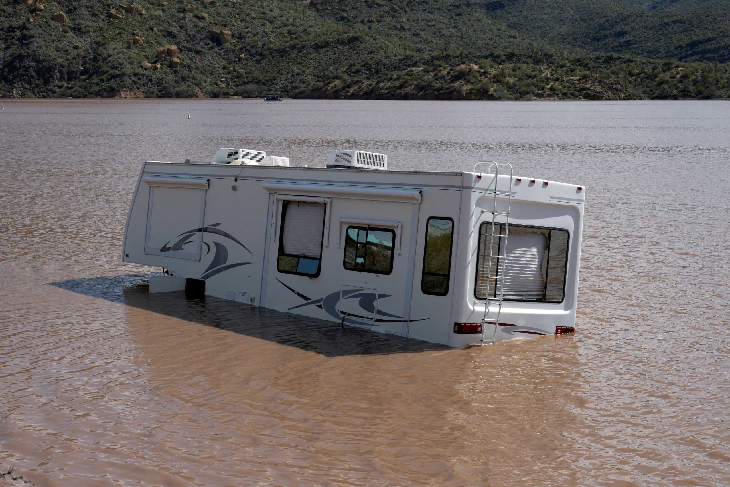 Vários acampamentos eliminados no Texas e na Carolina do Norte, enquanto as inundações repentinas devastarem a região