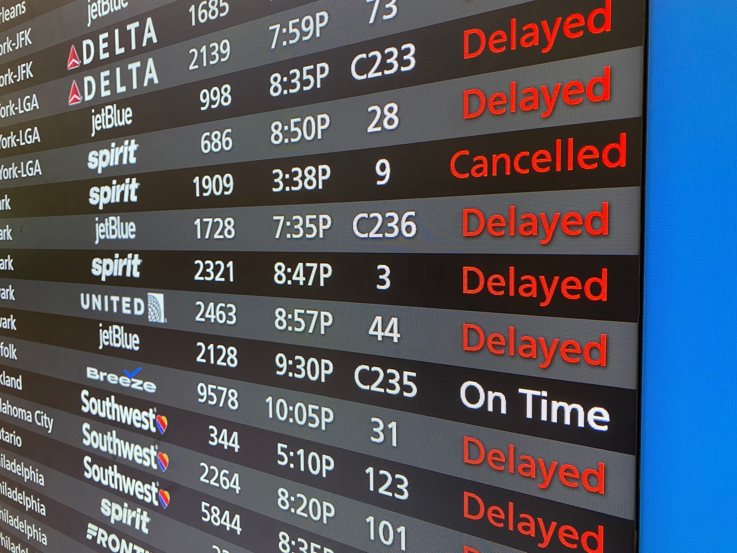 Comment gérer les annulations et les retards de vol ce week-end du 4 juillet