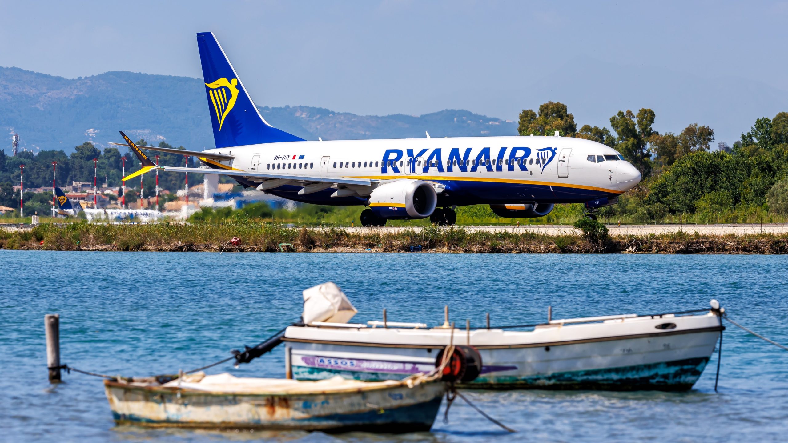 Ryanair Boeing 737 choca con una cerca después de aterrizar en Grecia