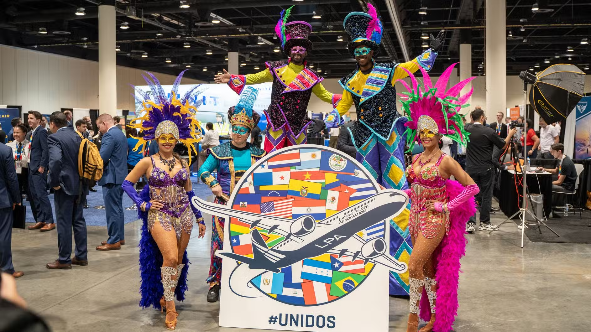 Profesionales latinos en Plan aeroespacial 3rd Expo para inspirar y educar a futuros aviadores