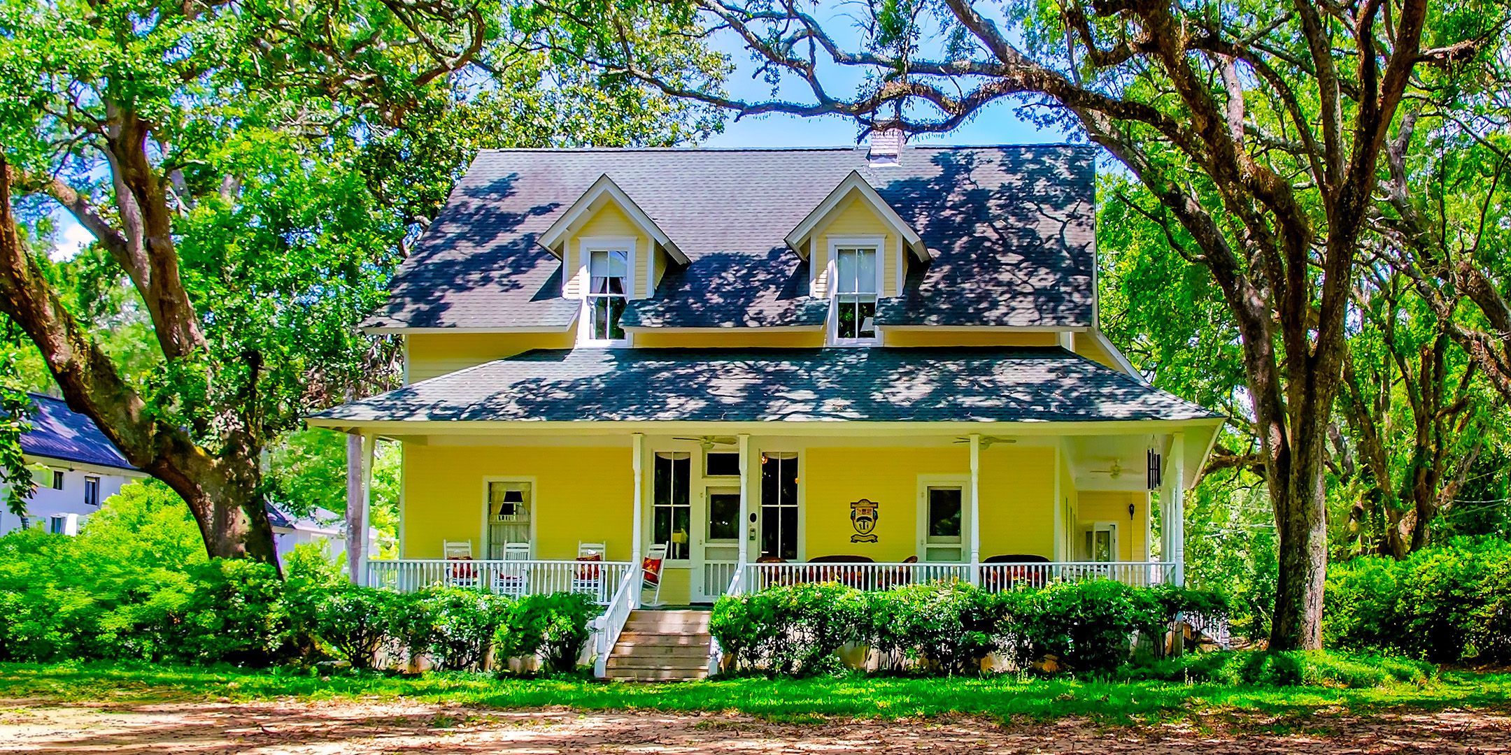 La piccola città più bella dell'America è ombreggiata da Magnolia Trees e ha la posta consegnata in barca