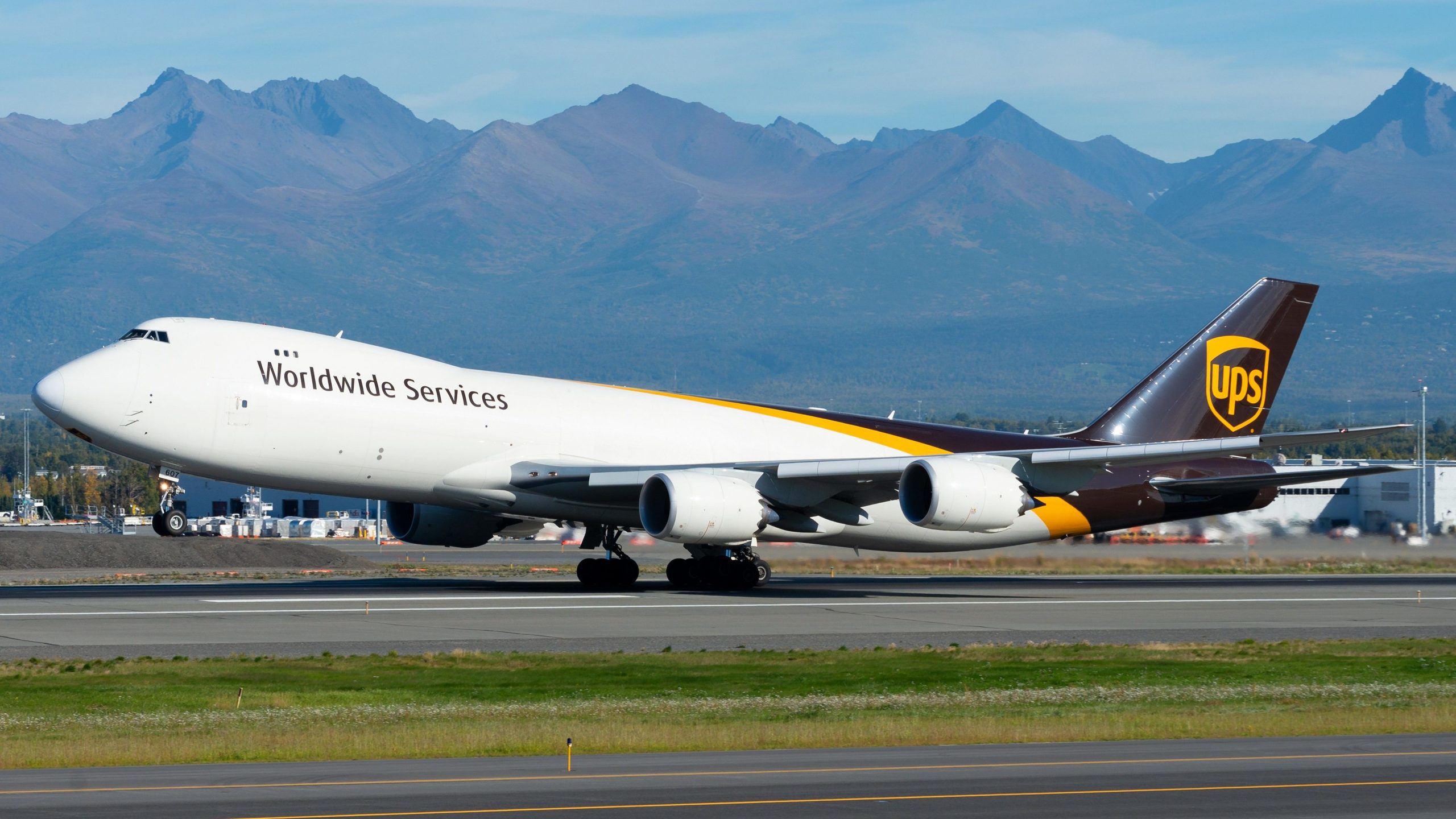 Boeing 747-8f sufre el golpe de la vaina del motor en el aterrizaje en Taipei