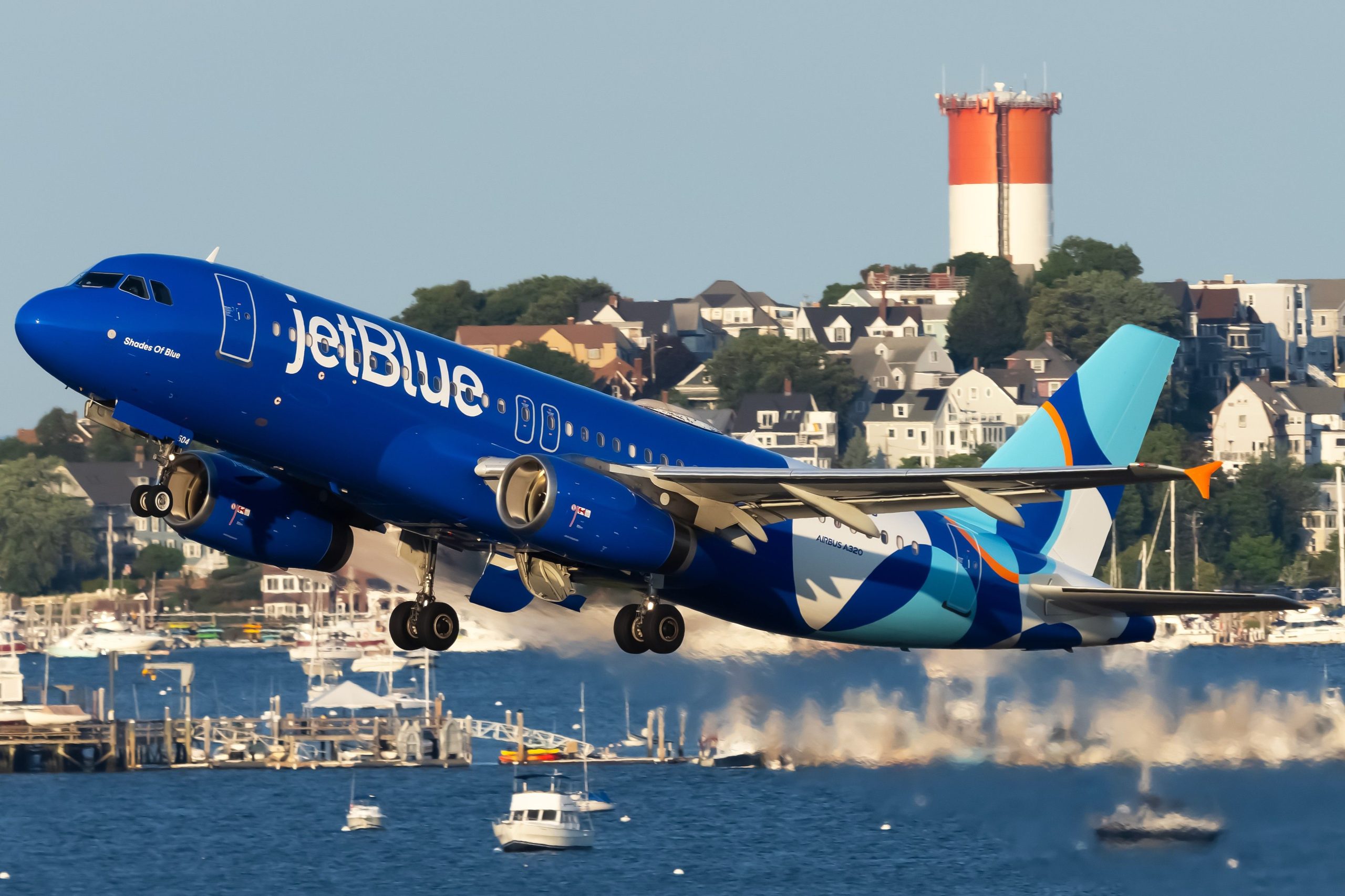 JetBlue reflète le réseau Tampa en supprimant les vols Rhode Island et suspend Newark