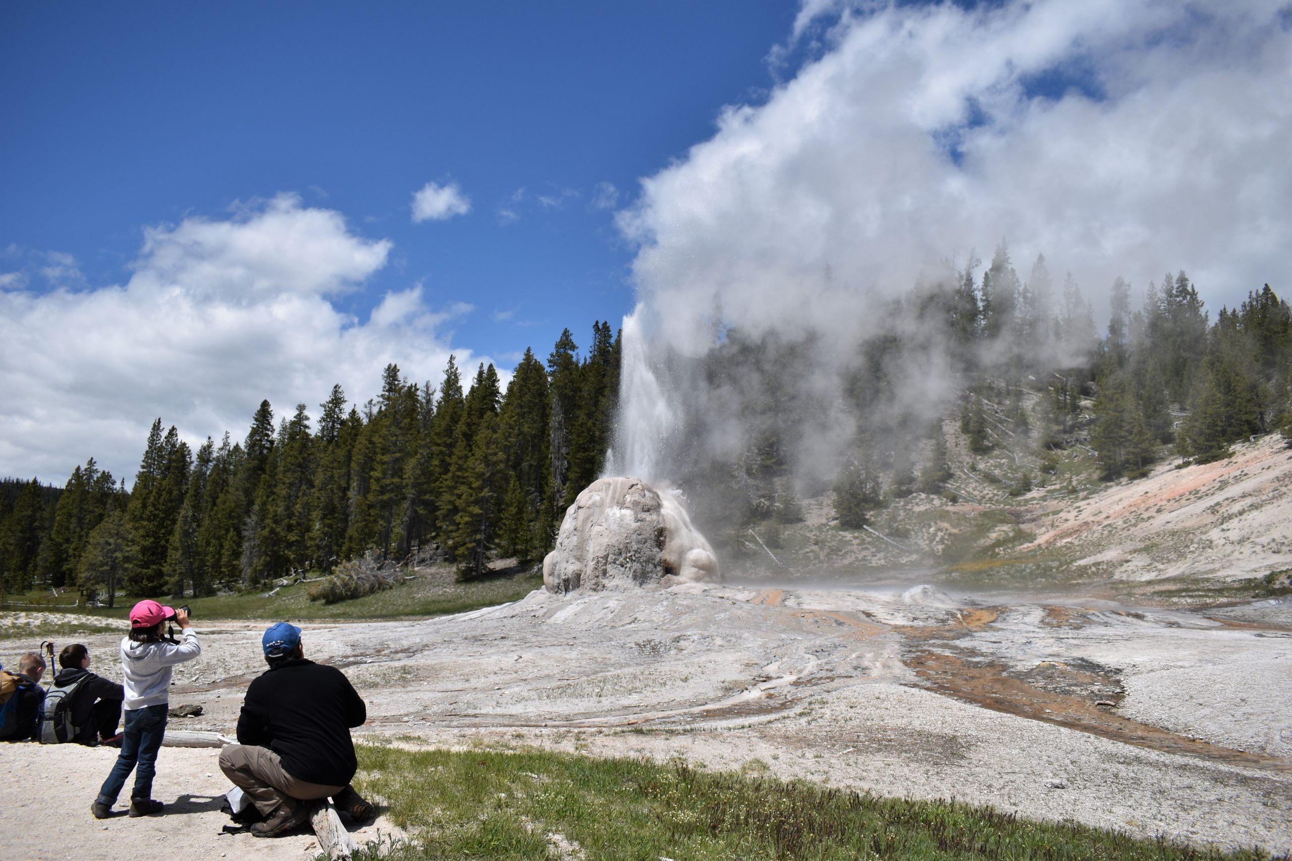 Le parc national de Yellowstone supprime et désactive les commentaires après que les utilisateurs ont débattu qui était à blâmer pour l'accident de brûlure d'un adolescent près de l'ancien fidèle