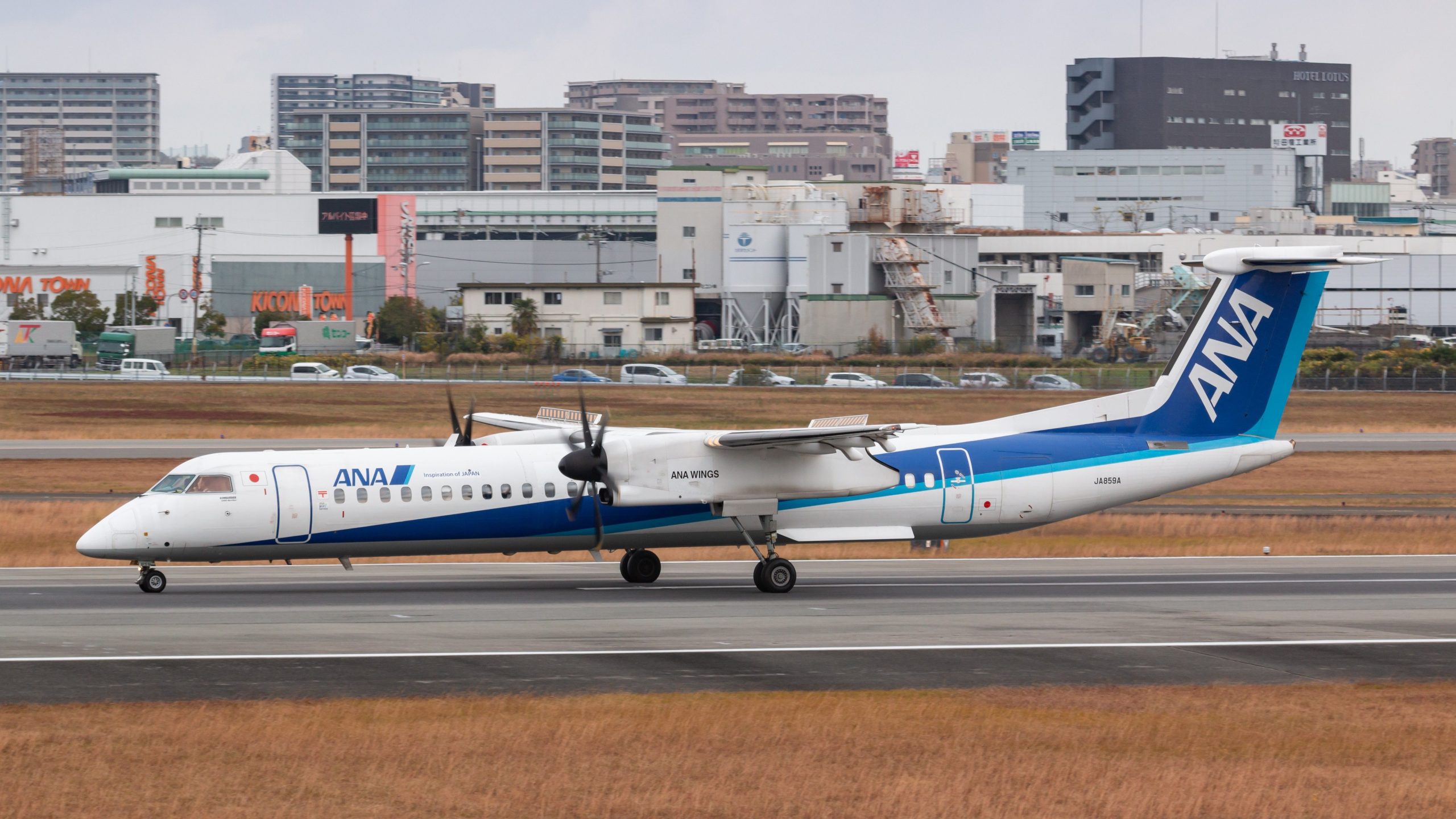 Perto de Miss No Aeroporto Wakkanai: Ana Wings Dash 8 Evita por pouco a colisão com o veículo do aeroporto
