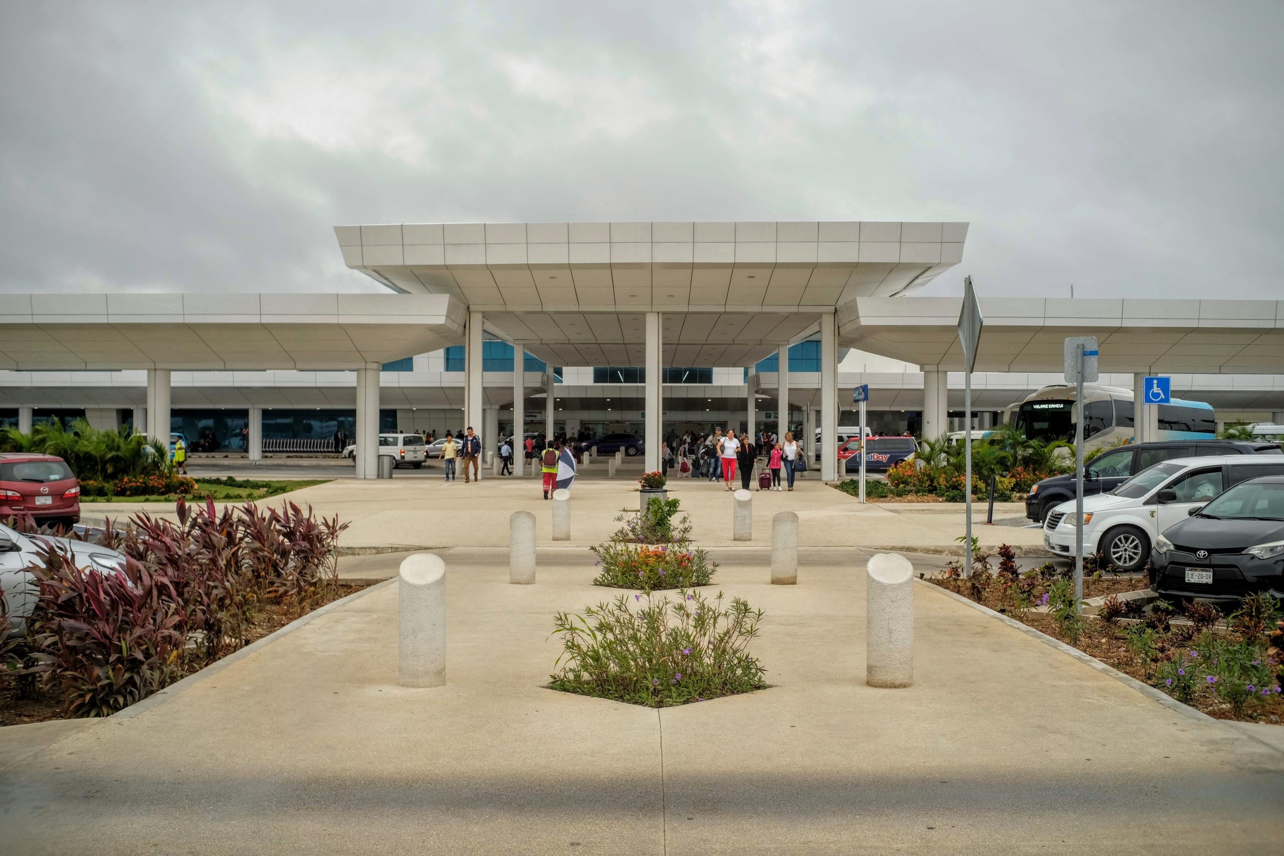 I turisti canadesi si rallegrano poiché l'aeroporto internazionale di Cancun sta finalmente stabilisce nuovi standard sulla scricciatura dei prezzi