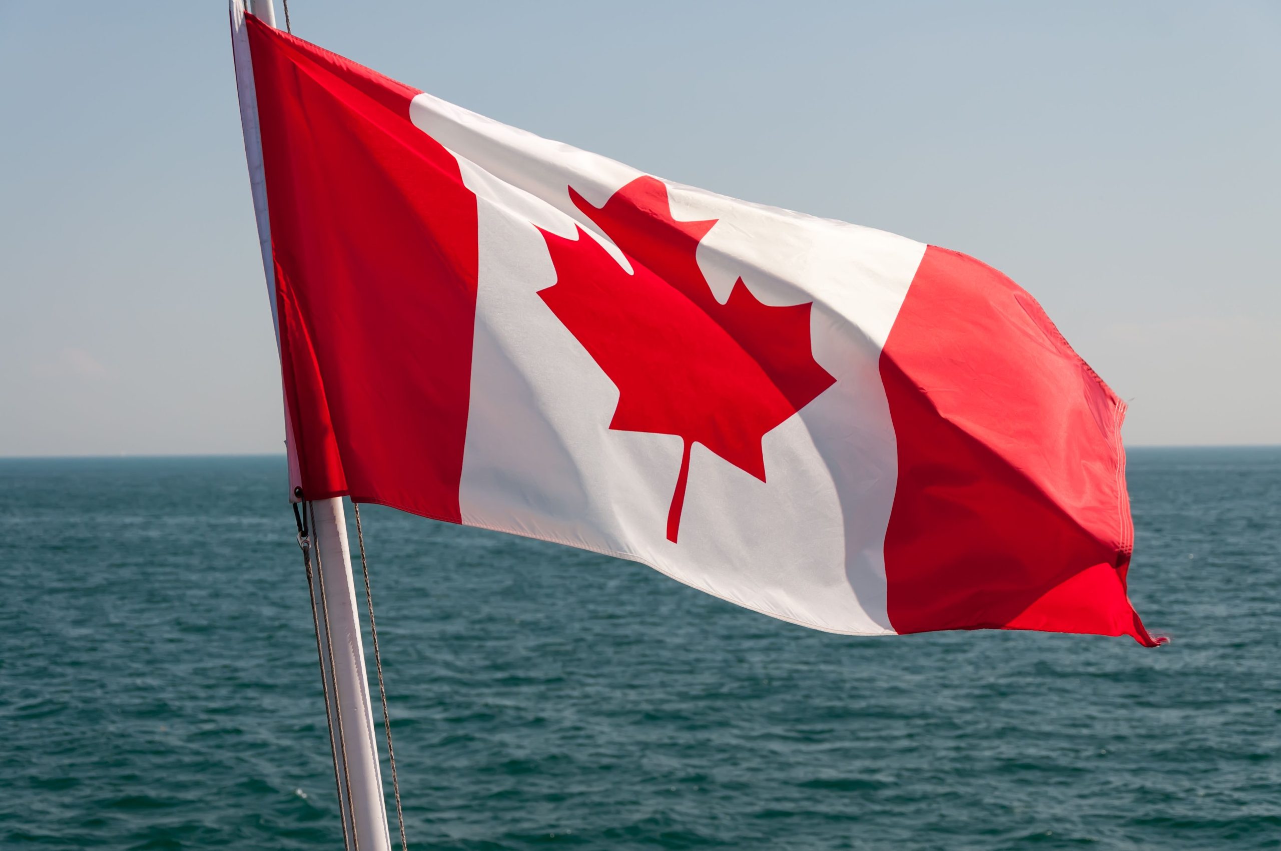 Se les dice a los canadienses que se mantengan alejados después de que el amado lago desaparece repentinamente