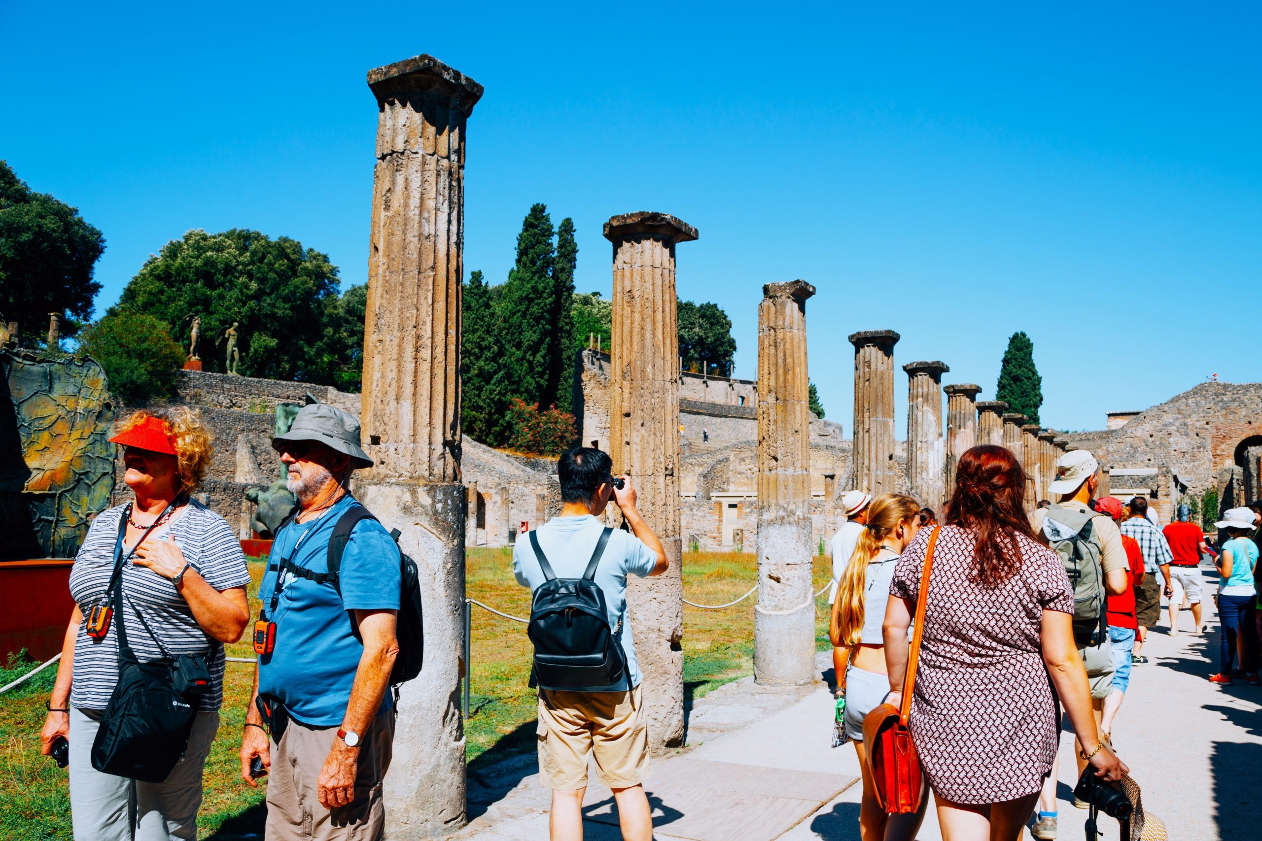 Les touristes capturés en flagrant délit de Pompéi font face à une peine de prison et à une malédiction ancienne