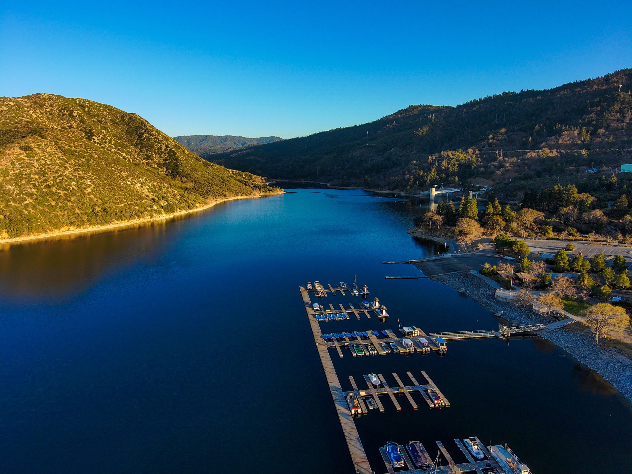 Le lac bien-aimé de la Californie provoque une agitation après avoir demandé aux visiteurs de rester indéfiniment de l'eau