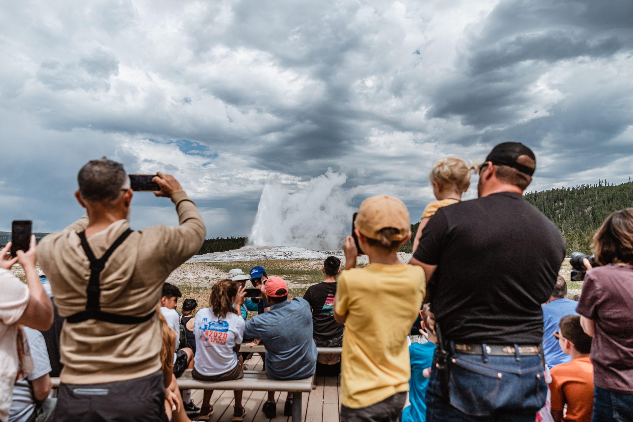 Les visiteurs du parc national de Yellowstone ont surpris en train de se moquer des vieilles fidèles: la famille utilise des véhicules motorisés interdits