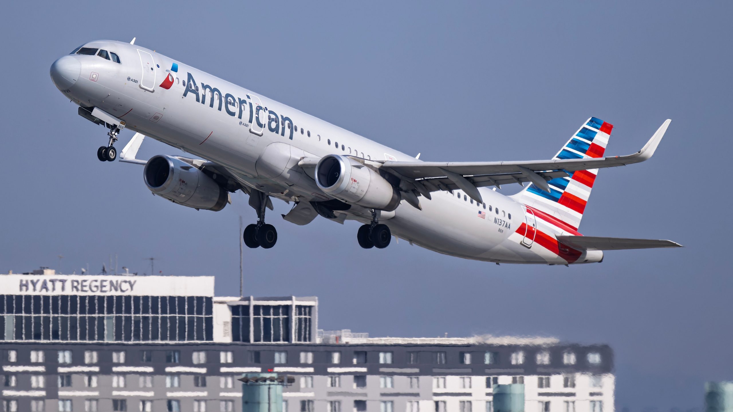L'appareil à fumer force American Airlines Airbus A321 pour se déplacer vers Washington
