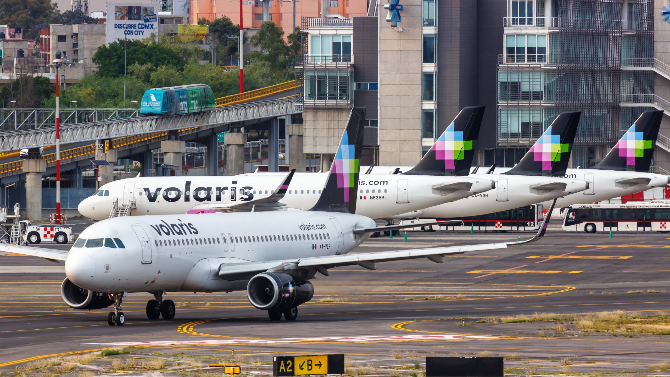 Volaris despliega el reemplazo de Airbus A320neo después de que el pasajero abre la puerta durante el retroceso en Phoenix