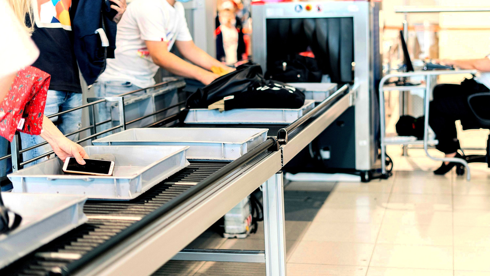 "Eso es una locura": TSA busca el pasajero con un alijo "absurdo" de identificaciones falsas