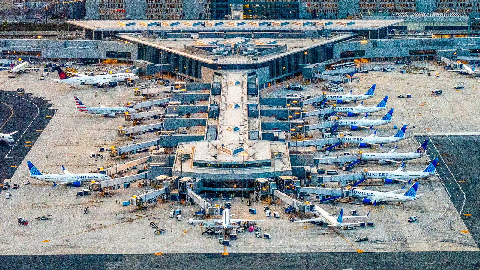 Os viajantes perderam dúvidas no aeroporto de Newark Liberty após o fracasso do espaço aéreo mais movimentado da América antes do fim de semana do Dia do Trabalho