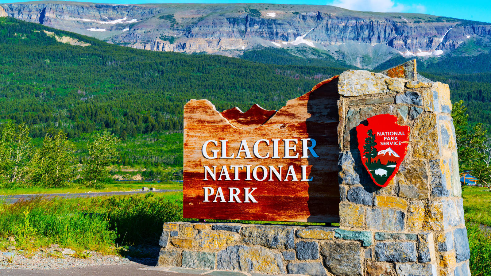 Le parc national des glaciers éclate pour protester contre les coupes de financement et les conditions de travail le jour le plus ironique