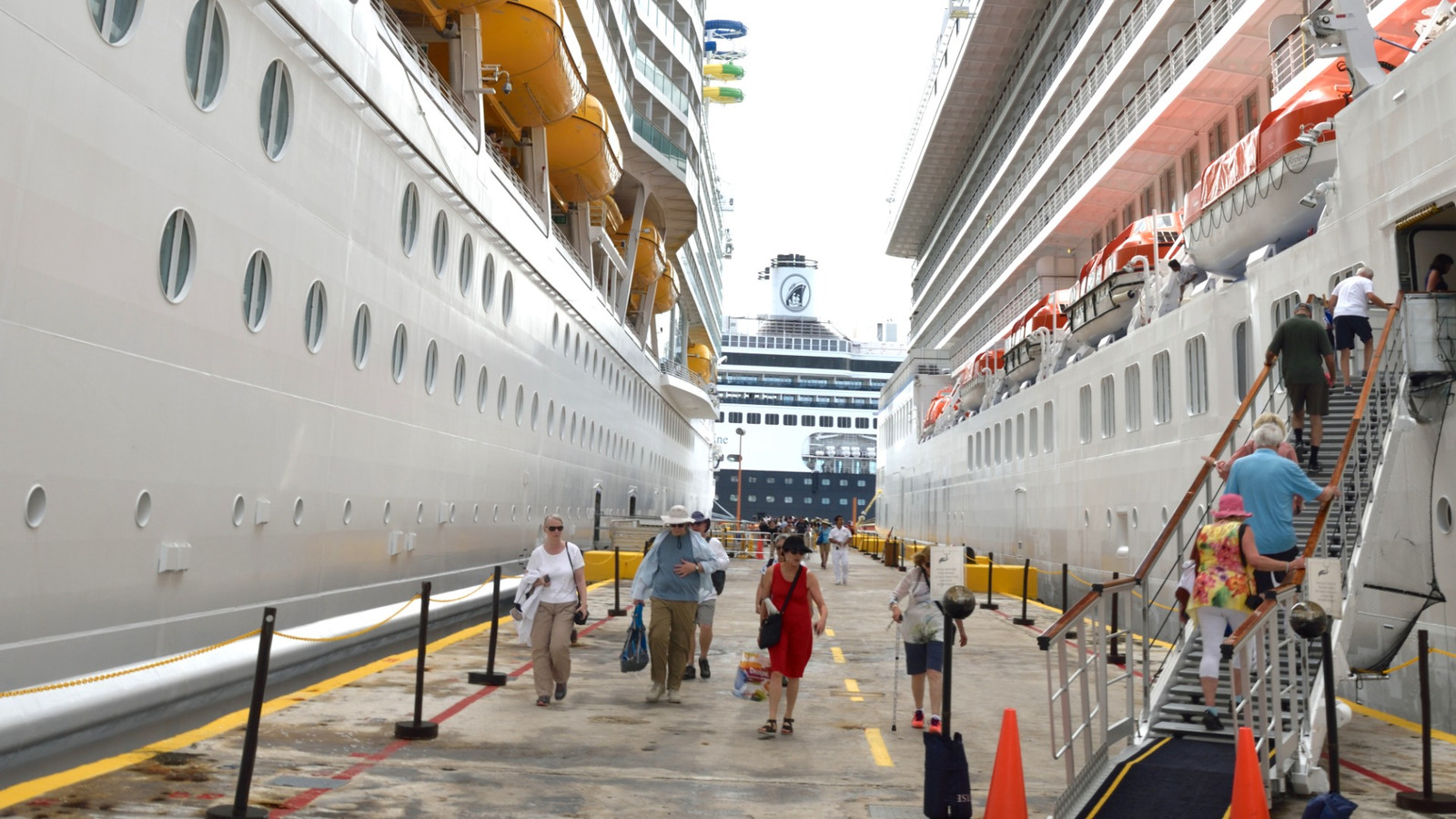 Royal Caribbean encuentra un artículo prohibido en el examen de seguridad durante el crucero Adriatic: el pasajero se permite permanecer a bordo