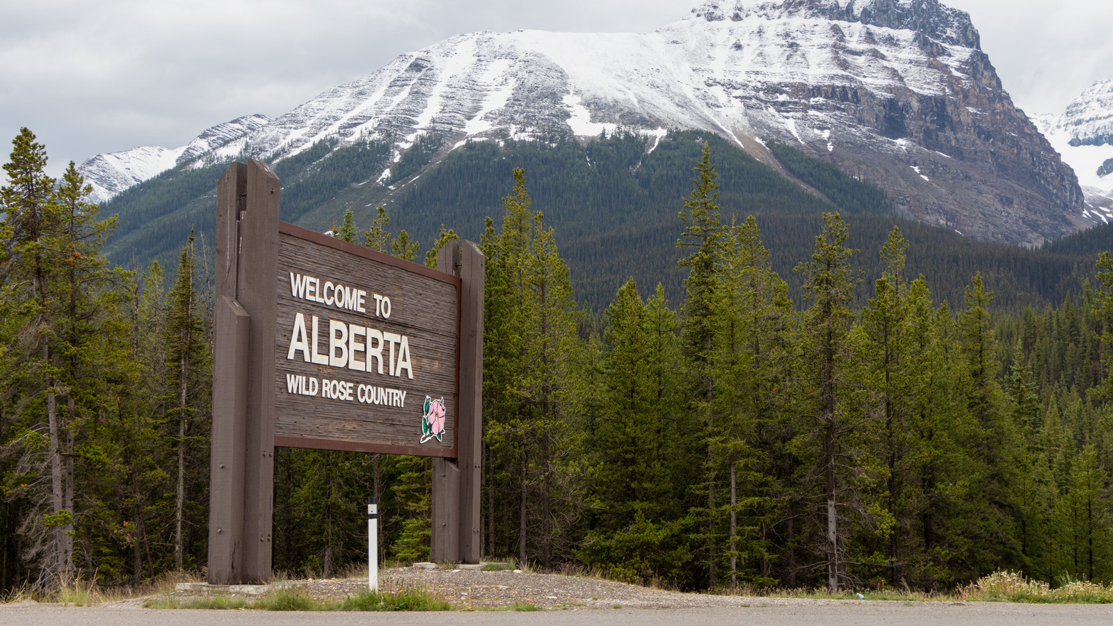 I canadesi sono sconvolti mentre la strada affidabile in Alberta sta per essere bloccati dagli Stati Uniti
