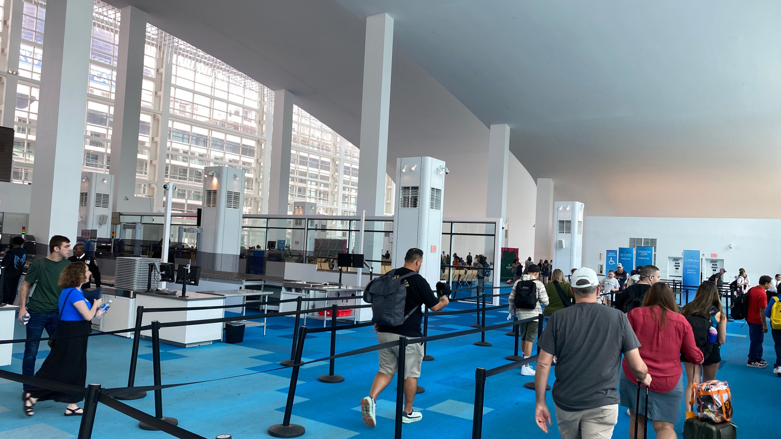 Carnival Cruise Line Horizon Guest arrêté à Portmiami au-dessus du téléphone Vérifiez à la dépistage de la sécurité de routine