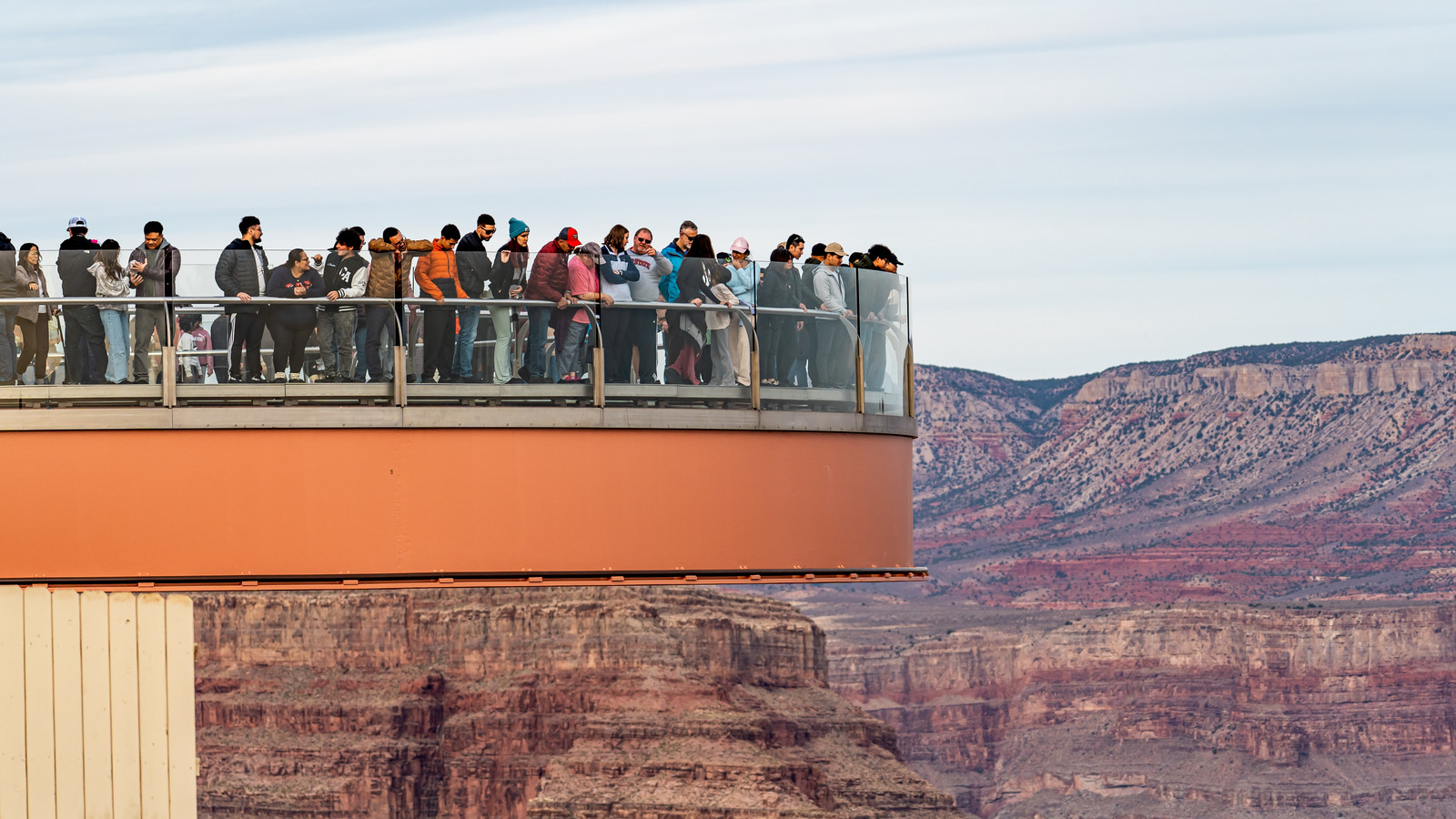 El visitante del Parque Nacional del Gran Cañón cruza la línea: rompe la regla con novia y casi pelea con el hombre doble de su edad