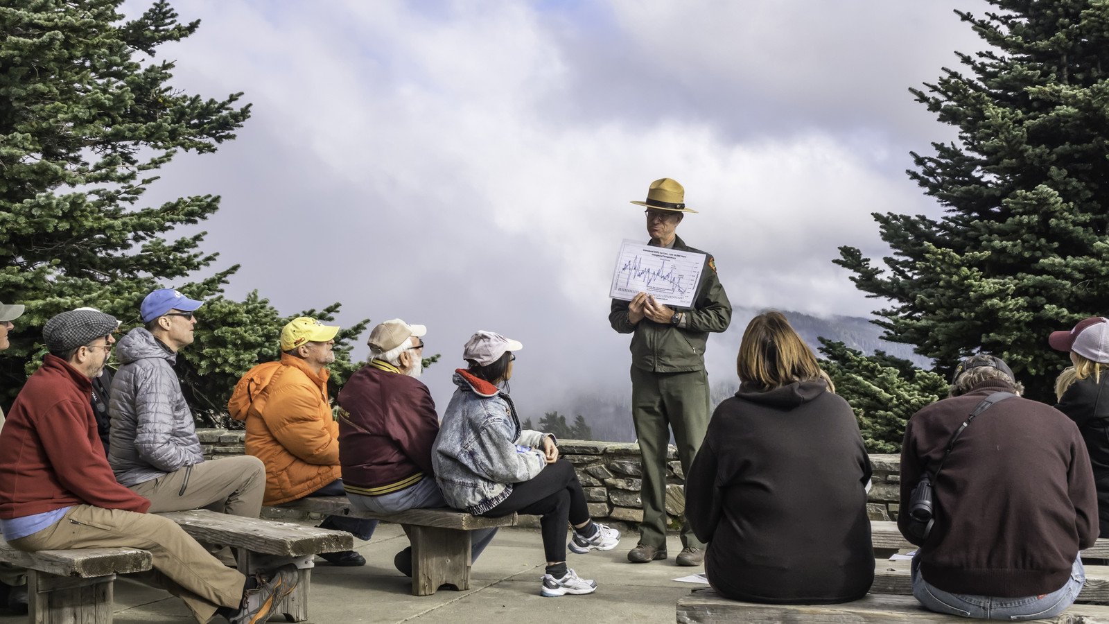 Le Service des parcs nationaux reste silencieux face aux allégations selon lesquelles des scientifiques travailleraient régulièrement dans des centres d'accueil