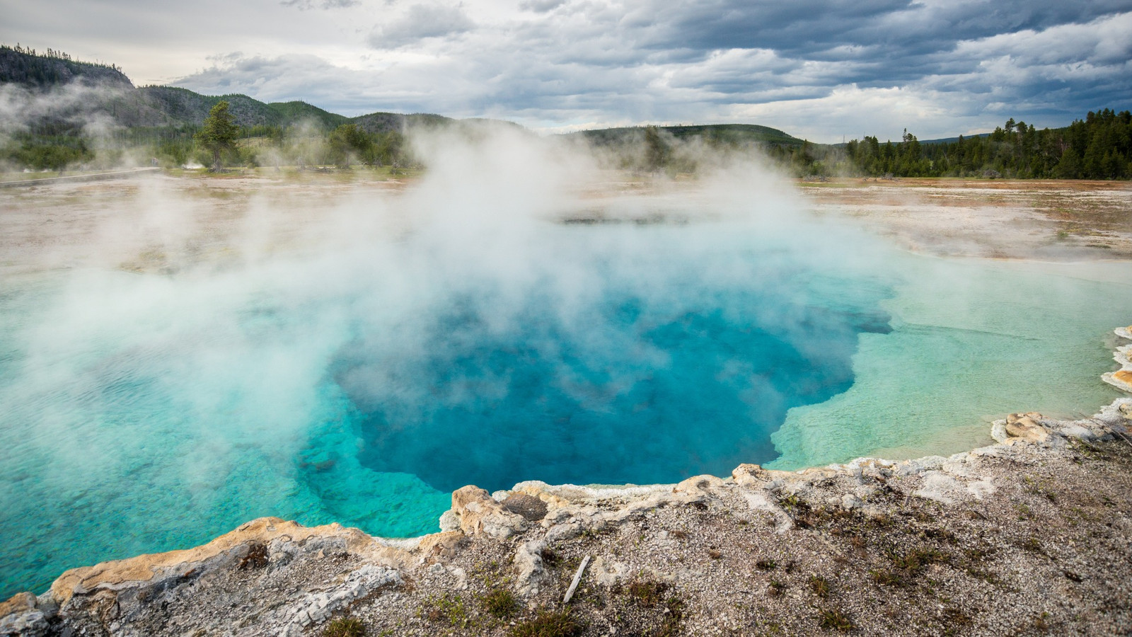 Visitantes del Parque Nacional de Yellowstone sin palabras sobre lo que los miembros del programa de geología encontraron en las áreas térmicas