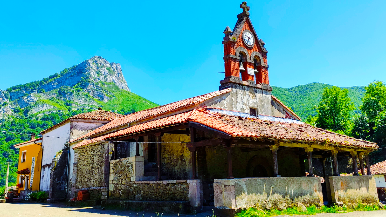 Esta cidade montanhosa de tirar o fôlego pagará US $ 3.000 para se mudar para lá (mas há um problema)