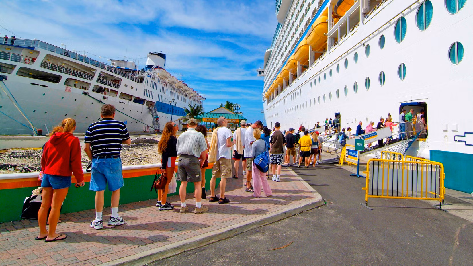 Carnival Cruise Line sorprende a sus huéspedes y hace una parada inesperada en un controvertido destino 15 años después