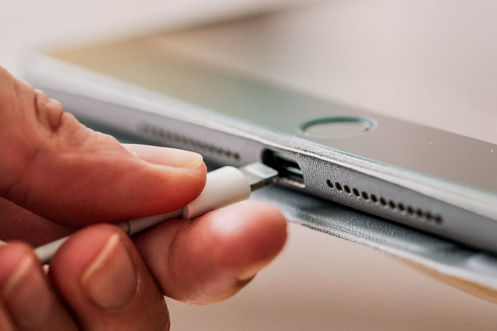 La règle peu connue d’interdiction des téléphones de la TSA suscite de nouveaux avertissements pour les voyageurs dans les aéroports américains