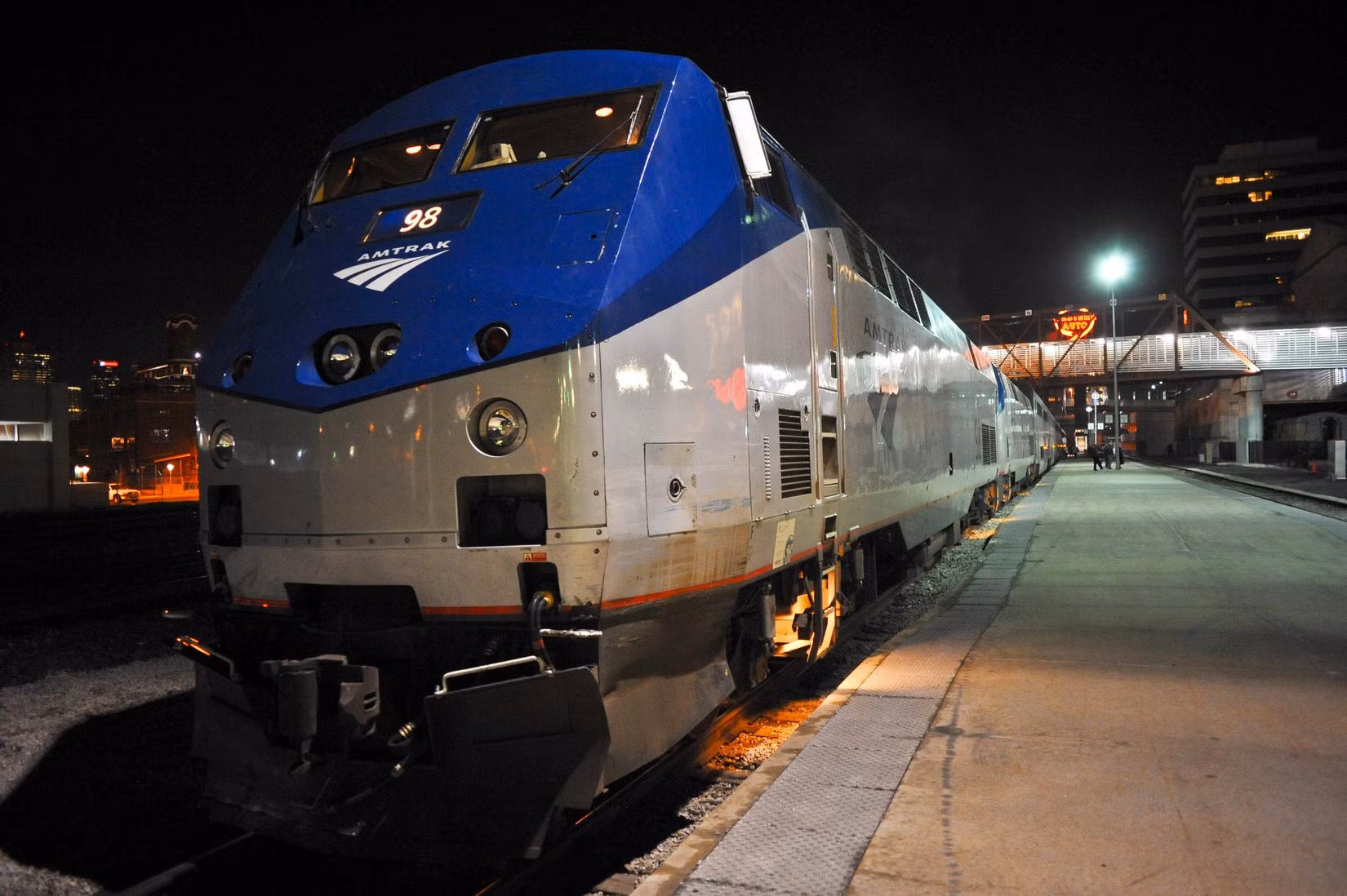 As tarifas noturnas da Amtrak podem economizar muito, mas o trem noturno é seguro?
