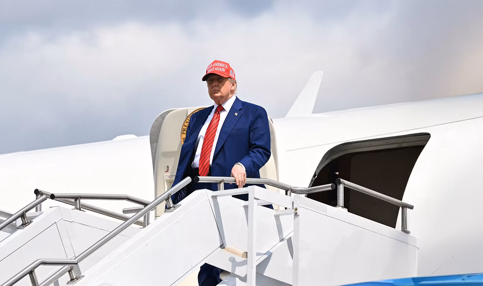 El presidente Trump y el secretario de Transporte amenazan a los controladores de tráfico aéreo después de cancelaciones de vuelos “inaceptables”