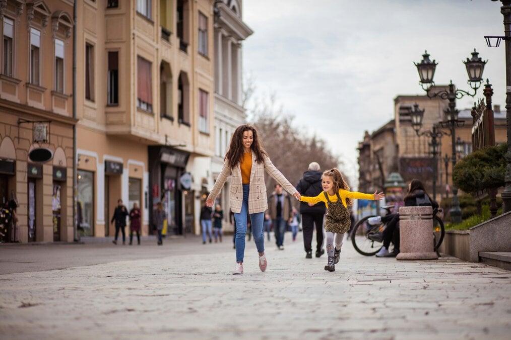 Cómo convertirse en una au pair en Europa en 2025