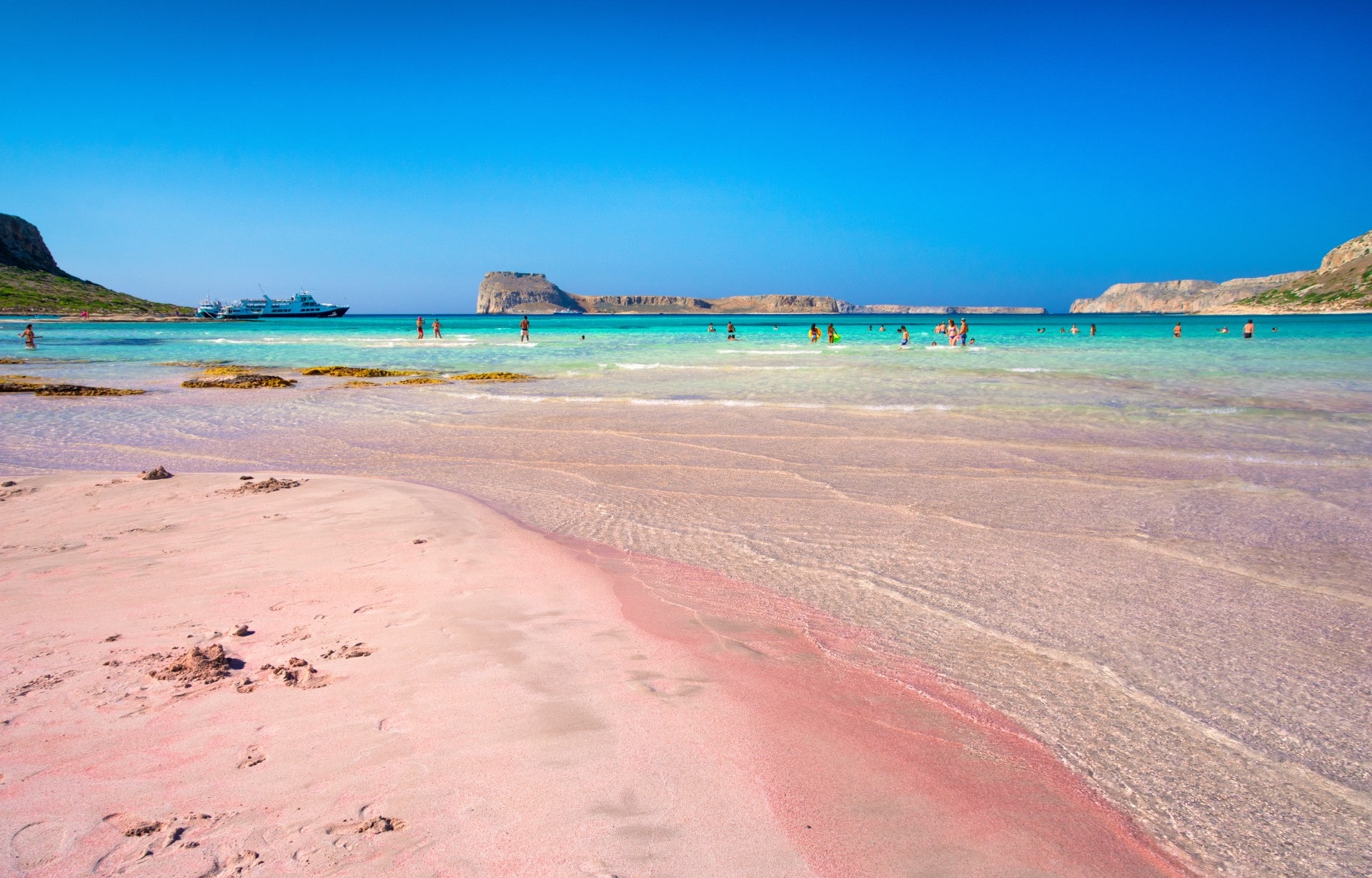 8 magnifiques plages de sable rose du monde