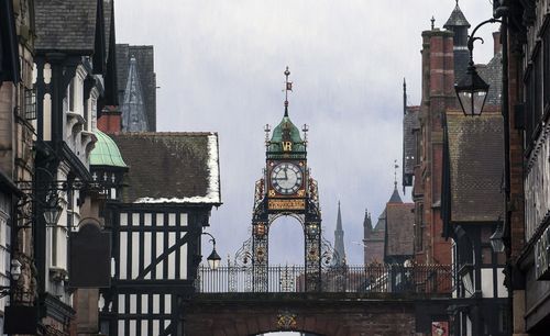 Inspiration à travers le verre à la recherche: trouvez la vraie Alice au pays des merveilles