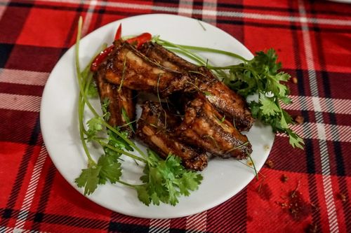 Snake de comida y bebida en todos los sentidos en Hanoi, Vietnam