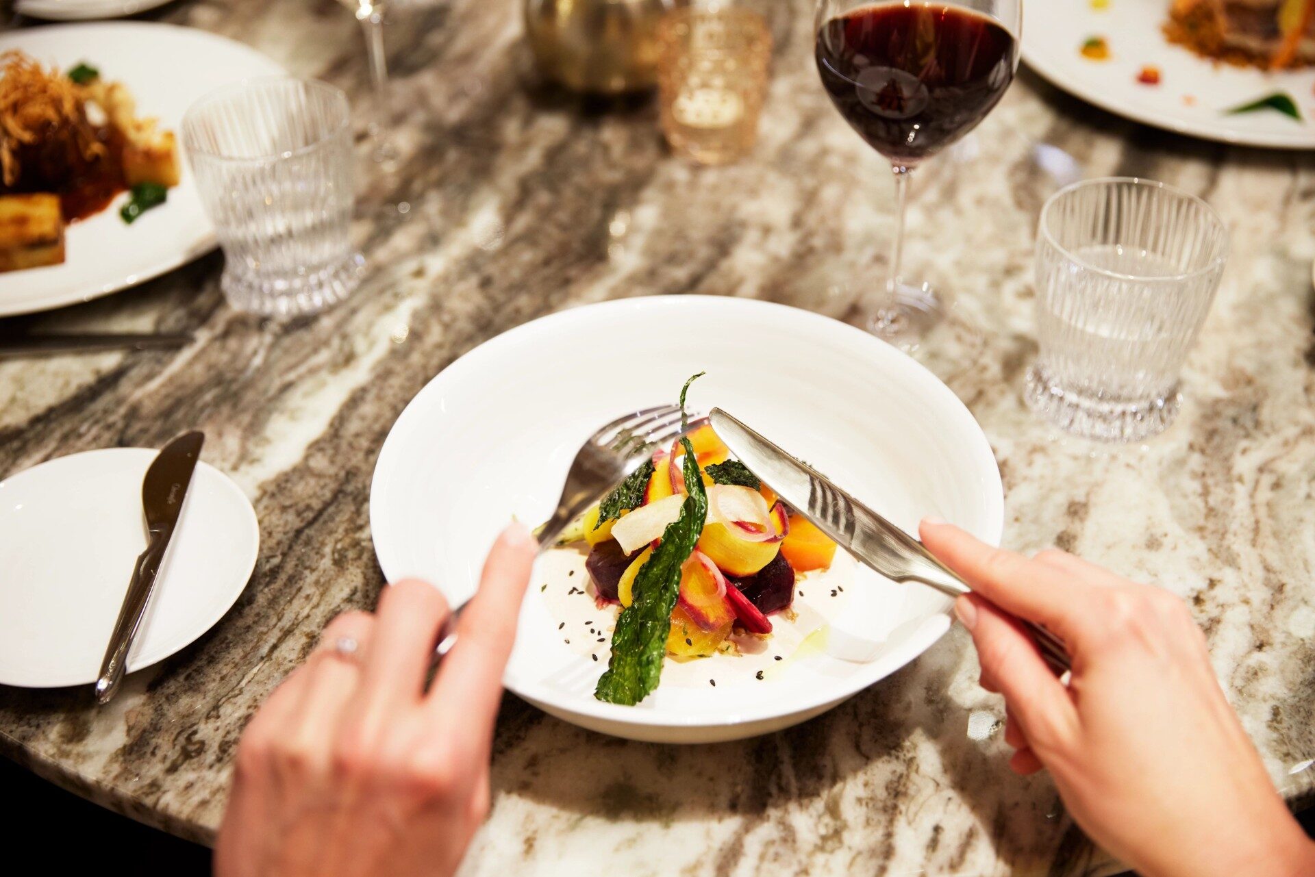 Una guida per viaggiatori per rimanere sani e mangiare pasti nutrienti in vacanza