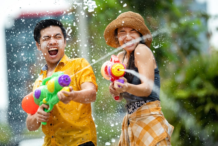 Un guide du festival thaïlandais de Songkran: le plus grand combat d'eau du monde