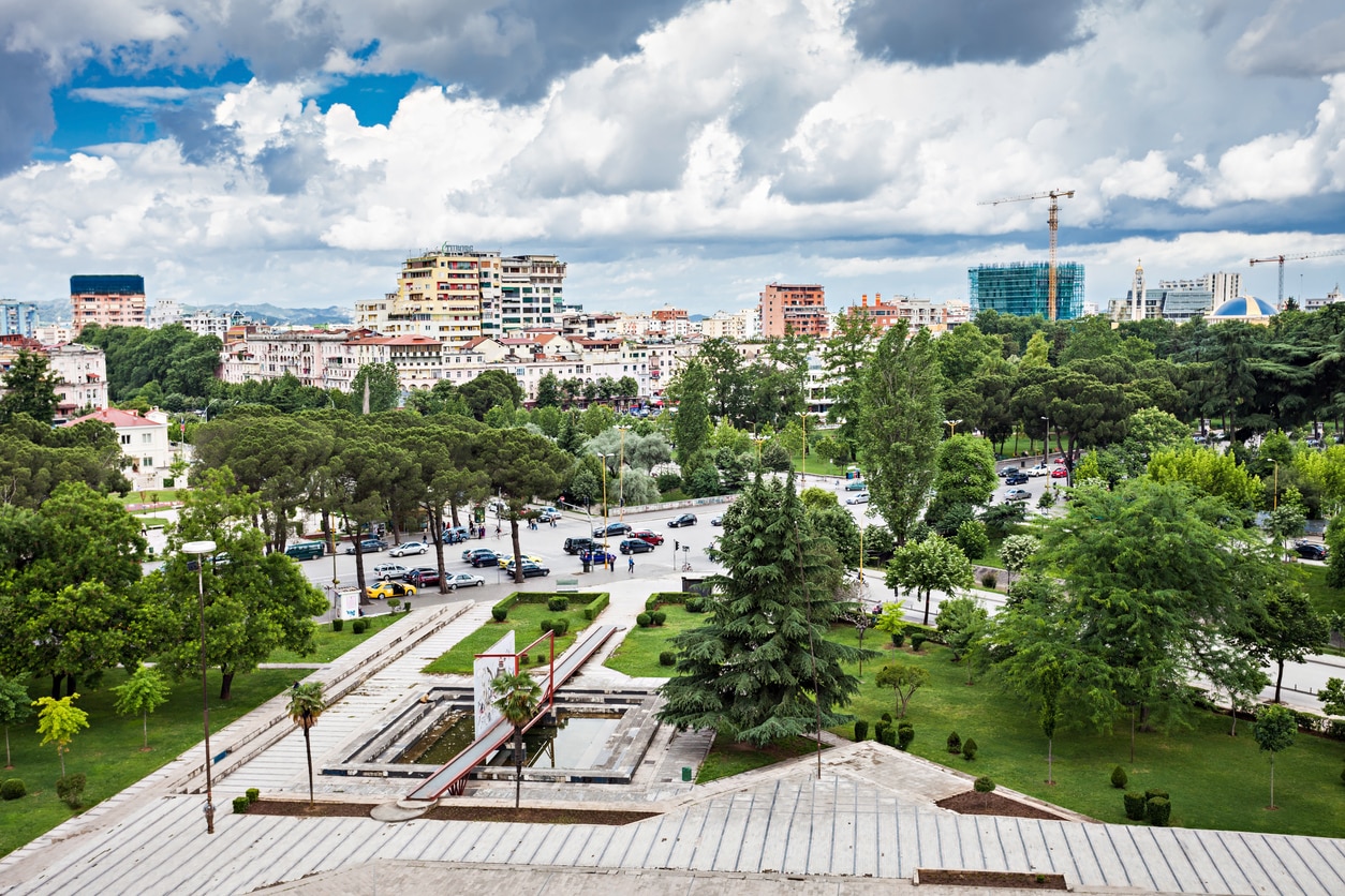 Tirana: la capital del estado albanés y la ciudad más visitada por turistas en el país
