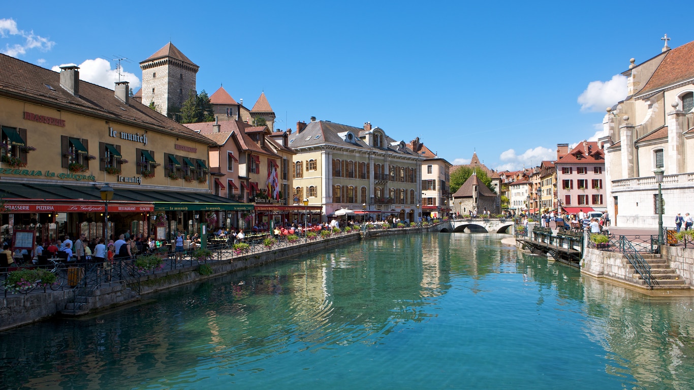 Annecy: O "Alpine Veneza" do sudeste da França que sublimamente está na ponta do lago Annecy