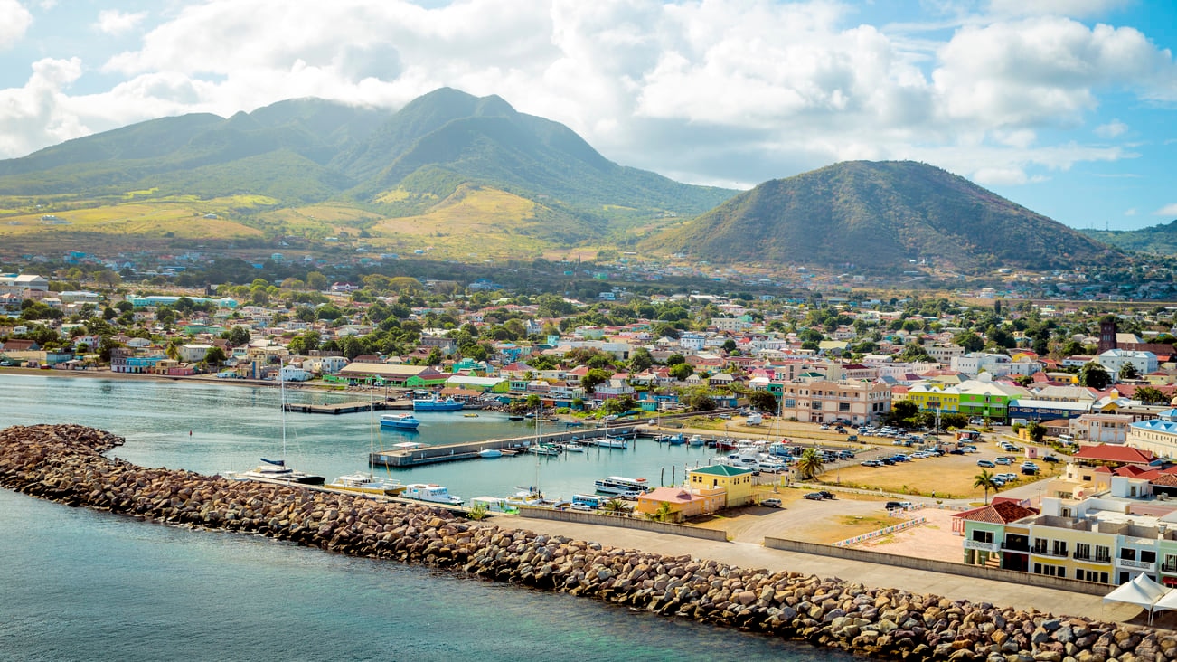 Fédération Saint-Kitts et Nevis: deux îles avec des paysages spectaculaires de forêts luxuriantes et de plages ensoleillées