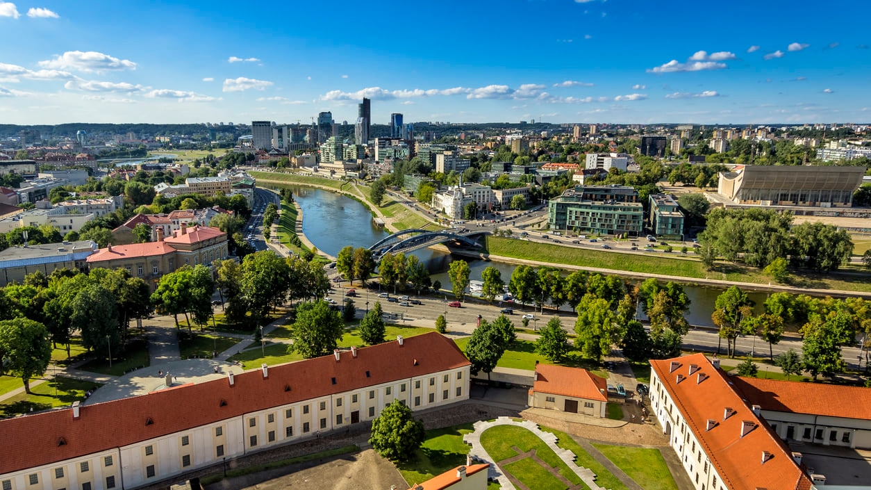 Vilnius: uma pequena cidade velha barroca com um panorama deslumbrante do Báltico