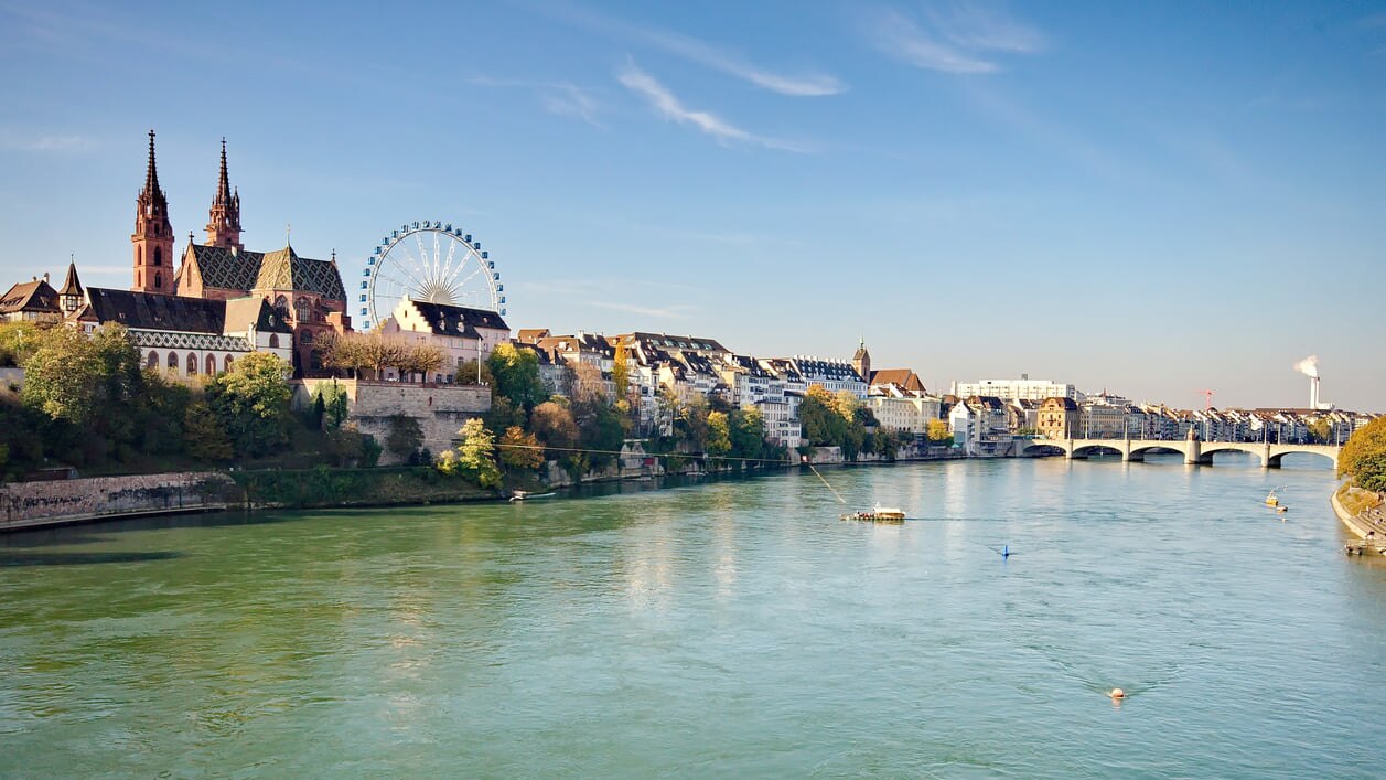Bâle: Les amoureux de la ville d'art et la principale capitale du commerce et des transports en Suisse