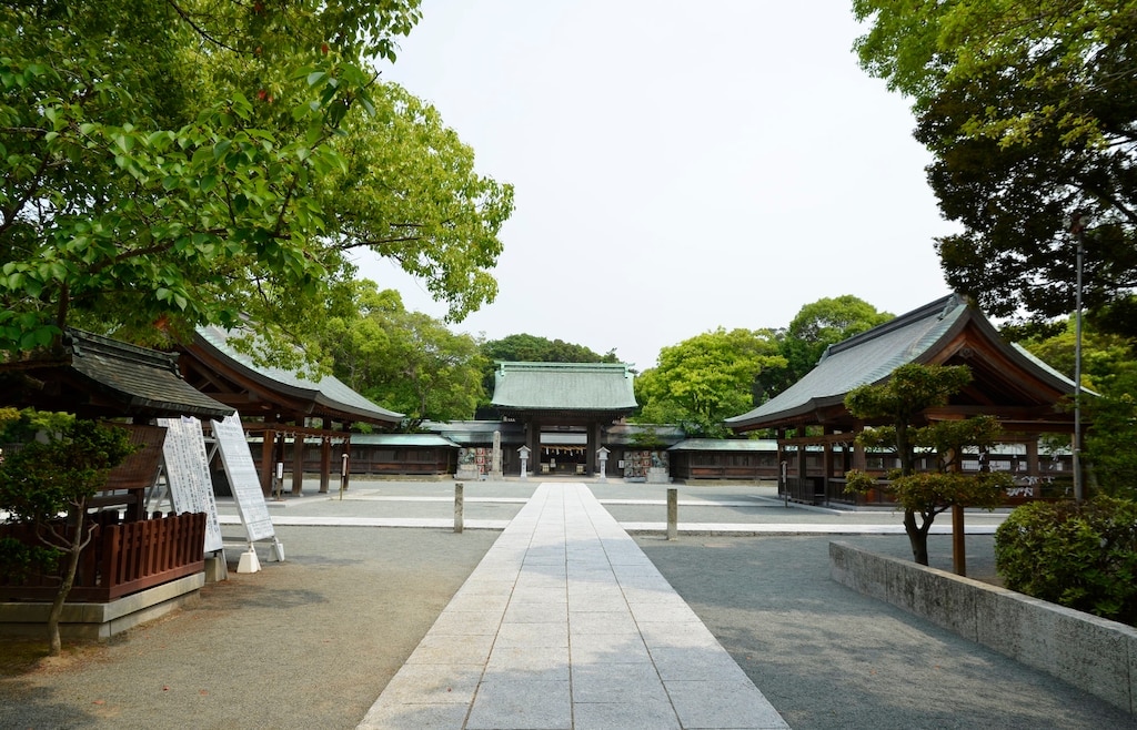 Explorez Munakata Taisha: un point d'alimentation sacré pour la sécurité de la circulation!