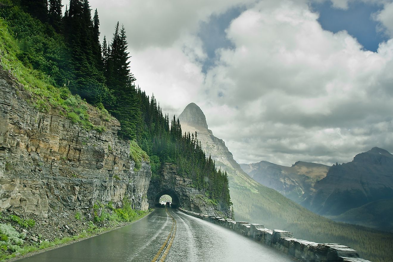 La route du Glacier National Park se déroule sur le drame alpin et la glace