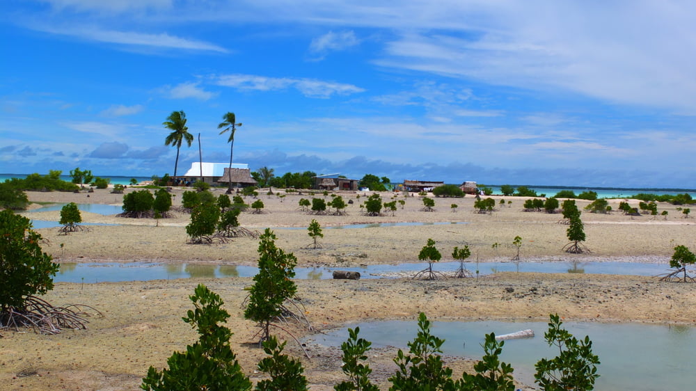 Kiribati: una nación de atolones e islas de coral con aguas turquesas azules y verdes a lo largo del Pacífico