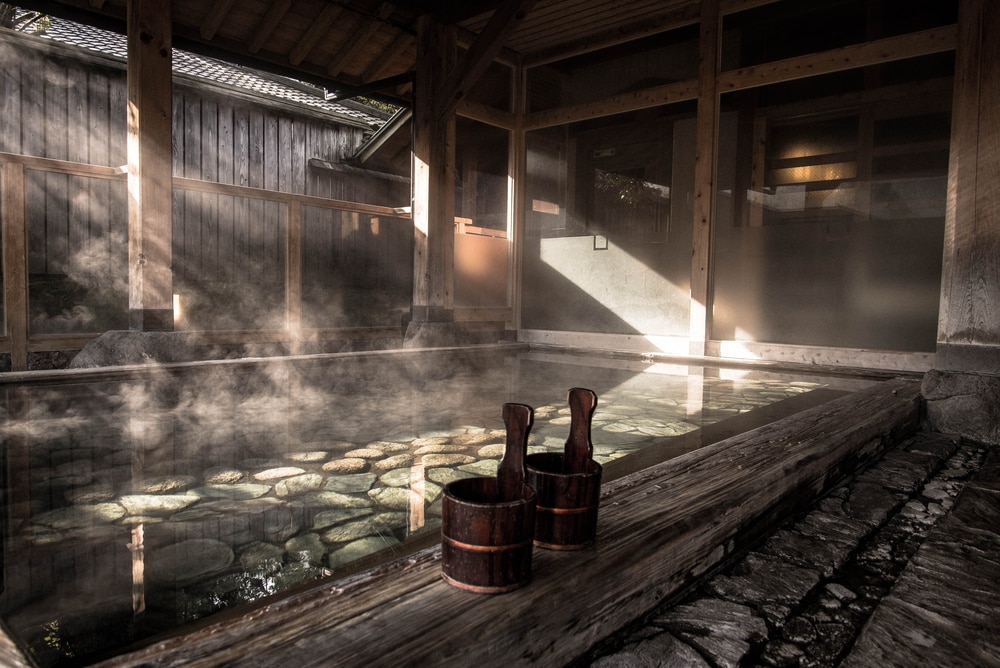 Étiquette de printemps chaud japonais: un guide pour visiter un onsen