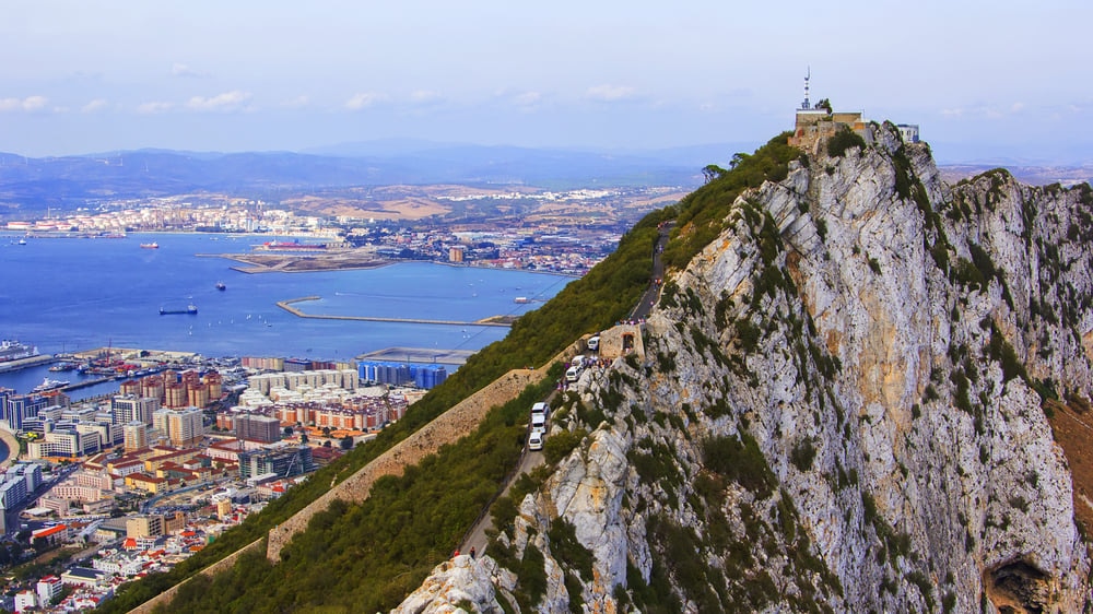 Gibraltar: un morceau rafraîchissant d'une pause britannique des maisons blanches des villes de Cadiz et de la cuisine espagnole