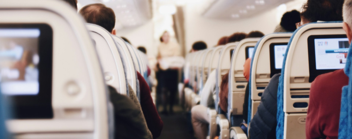 Voler avec respect: un guide de l'étiquette d'avion pour les nomades numériques