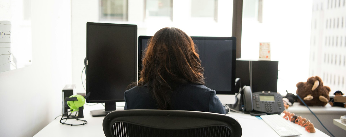 Postura de trabajo adecuada: Consejos para trabajadores remotos sin configuración de una oficina